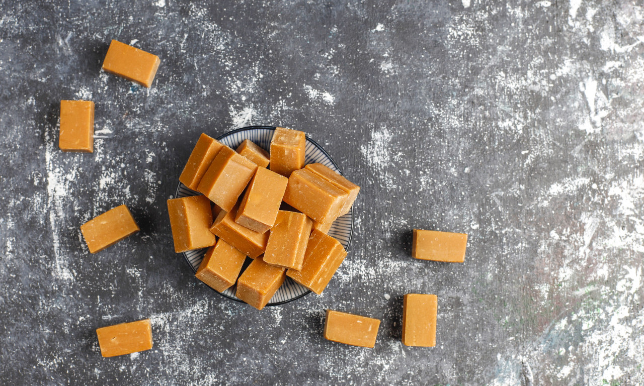 KOLAČ KOJI NESTANE ZA TREN Karamel kocke gotove za samo 20 minuta!