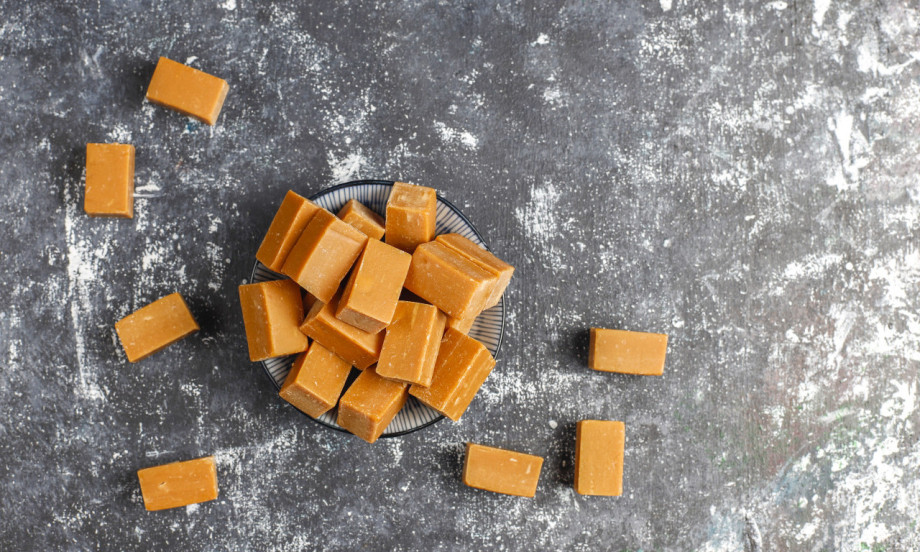 KOLAČ KOJI NESTANE ZA TREN Karamel kocke gotove za samo 20 minuta!