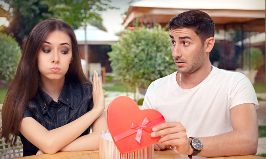 MUŠKARCI, NE BRUKAJTE SE! Ove poklone joj nikako ne kupujte za Dan zaljubljenih, jedan posebno budi jezu