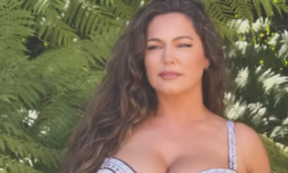 „DOKTOR MI JE NUDIO INJEKCIJU ZA MRŠAVLJENJE, ALI JA SVOJE OBLINE NE DAM“ Keli Bruk u bikiniju u inat svima! (VIDEO)