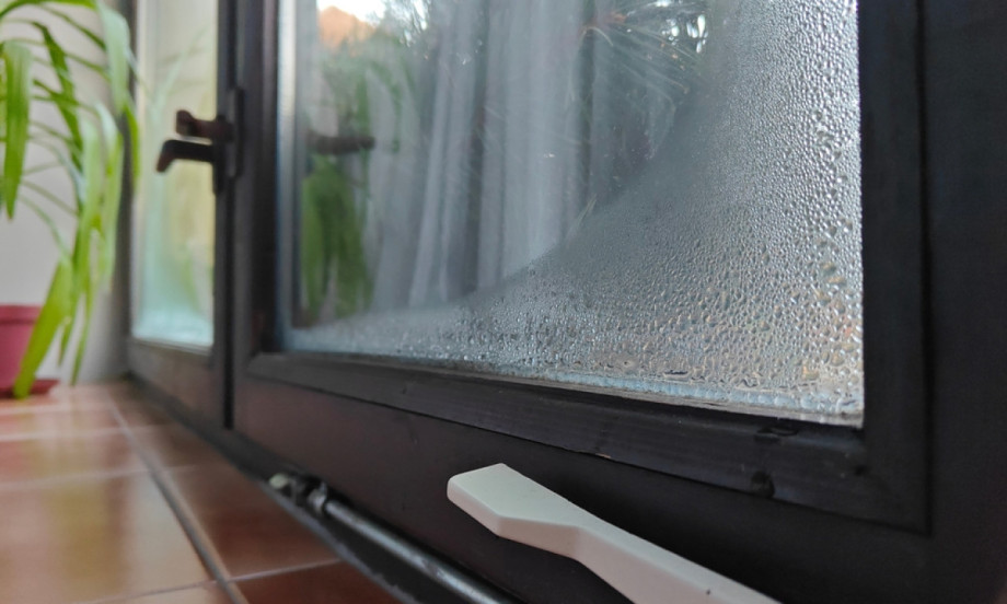 PROZORI VAM SE STALNO MAGLE? Jedna namirnica iz kuhinje rešava problem za dva minuta