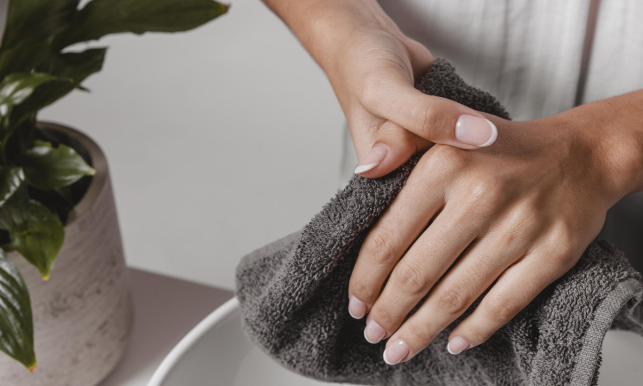 NEGA RUKU KREĆE OD PILINGA Ovo je tajna mekih šaka zimi