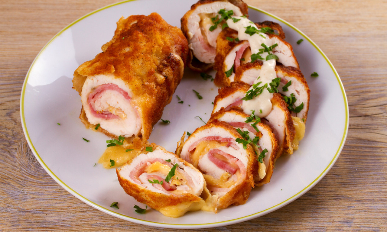 VIKEND RUČAK: PILEĆI FILE PUNJEN PRŠUTOM I SIROM  Sočno jelo koje se lako sprema, a uvek nestane prvo sa stola!