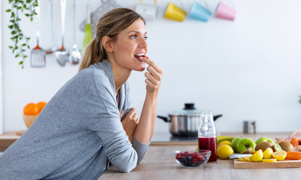 ŠTITI OD RAKA, ČUVA SRCE I USPORAVA STARENJE Nutricionisti otkrivaju koje je to voće broj 1!