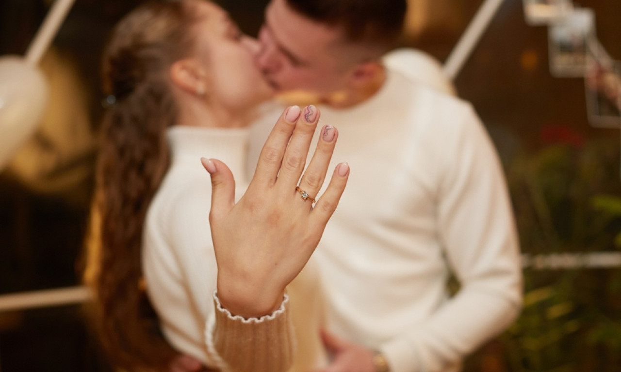 IMA DA JOJ STOJI KAO SALIVEN Kako izabrati prsten za veridbu – praktičan vodič bez greške!