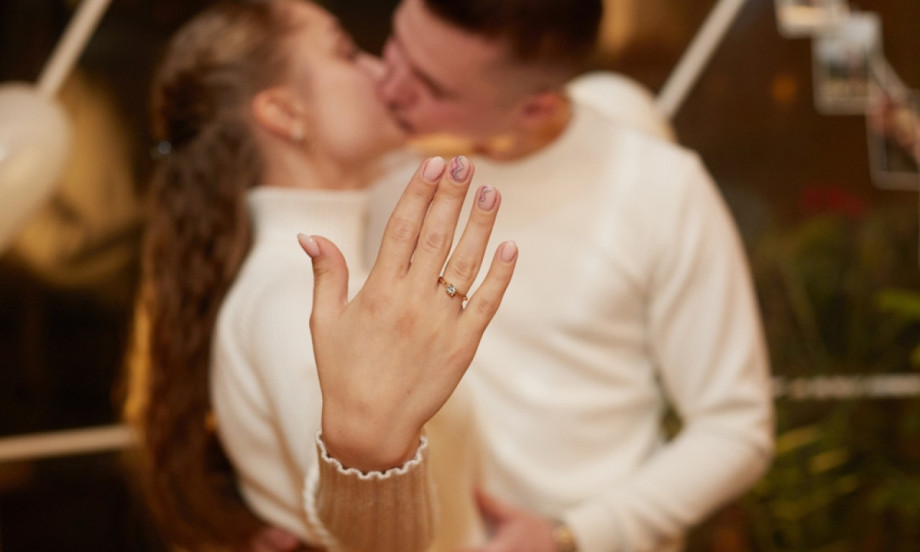 IMA DA JOJ STOJI KAO SALIVEN Kako izabrati prsten za veridbu – praktičan vodič bez greške!