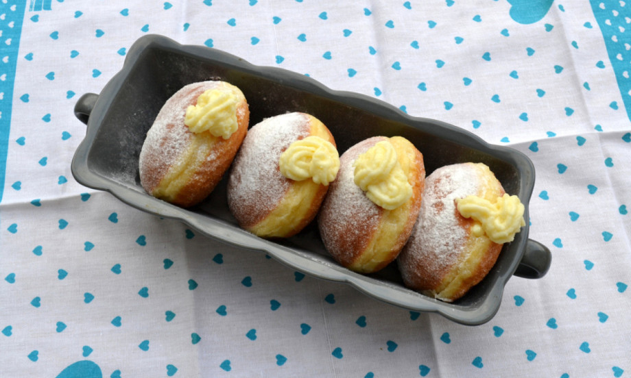 DRAGI LJUDI, OVE KROFNE KOJE NESTAJU SA TANJIRA Mekane kao duša, punjene bogatom vanila kremom