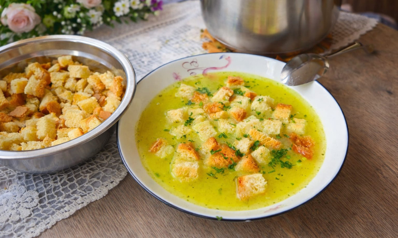 STARINSKA SIROTINJSKA ČORBICA SA BELIM LUKOM I KRUTONIMA! (VIDEO)