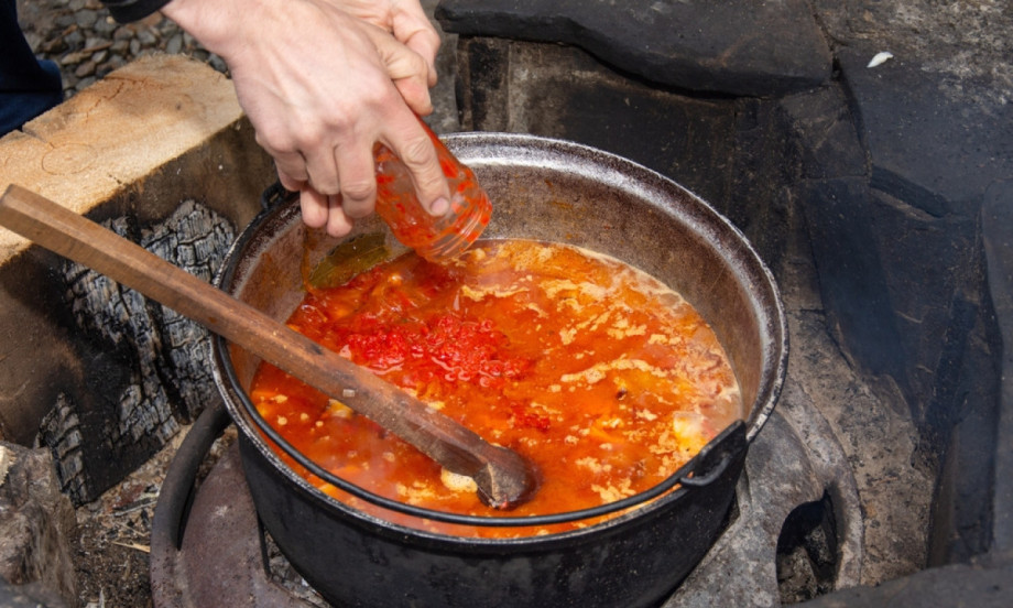VIKEND FIŠ PAPRIKAŠ Recept za kotlić koji okuplja društvo!