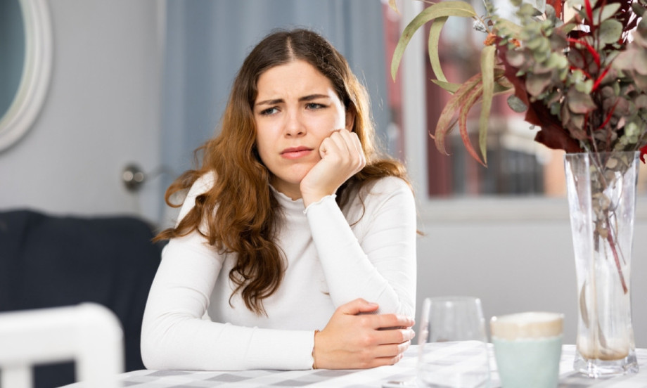 NAJVEĆA SUJEVERJA KOD SRBA Sigurno niste znali zašto devojka ne sme da sedi na ćošku stola