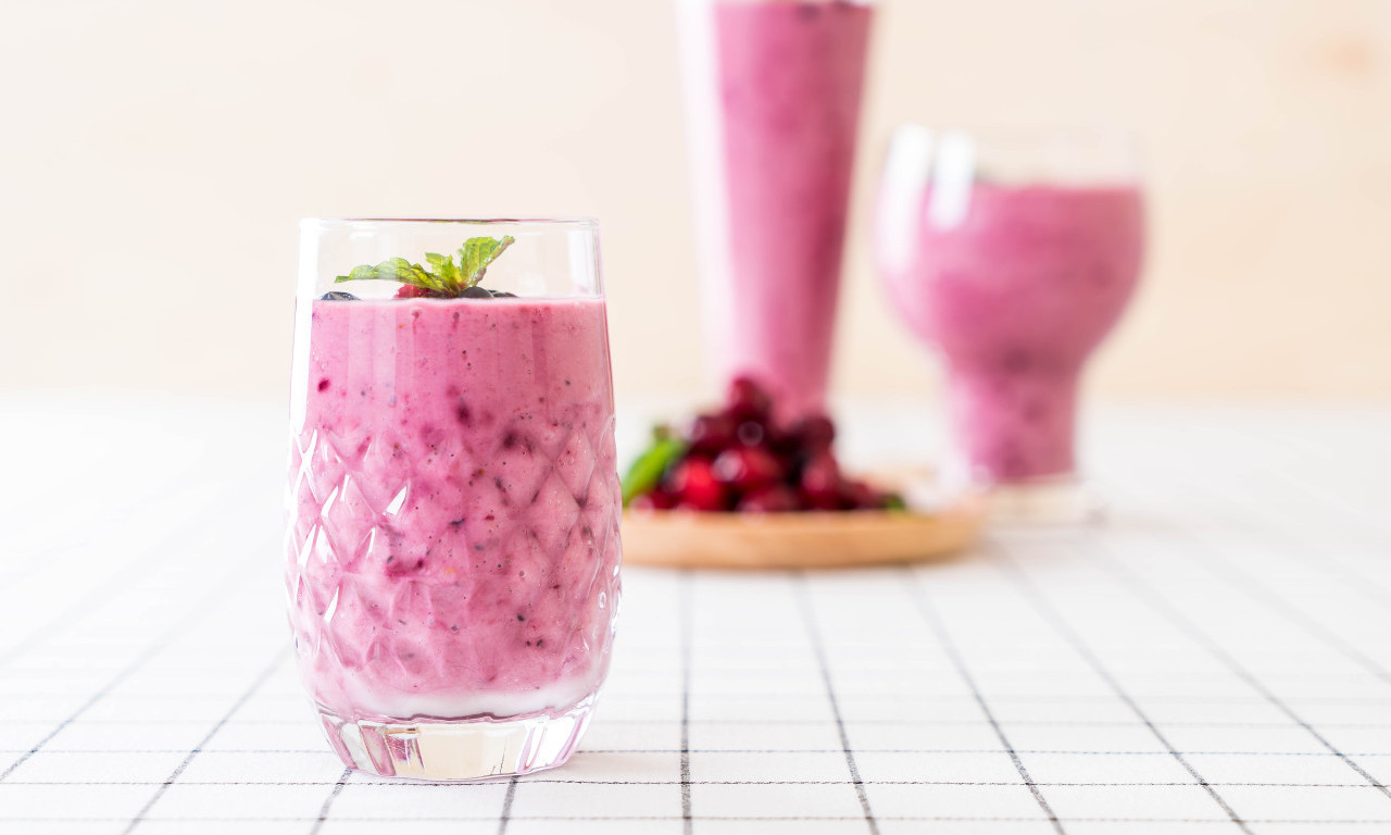 PROTEINSKI SMUTI SA VIŠNJAMA I BADEMOVIM MLEKOM Zdrava užina u samo par minuta!