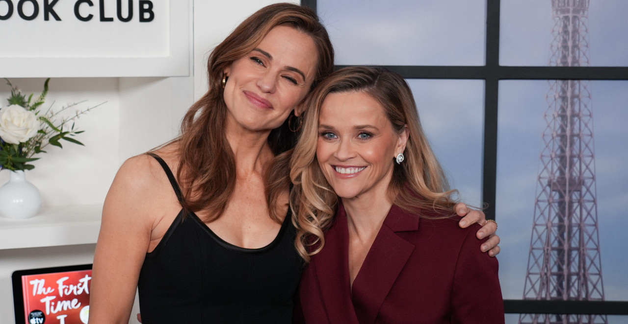 RIS VITERSPUN I DŽENIFER GARNER ZASIJALE NA CRVENOM TEPIHU Bordo elegancija i mala crna haljina - to se tražilo!