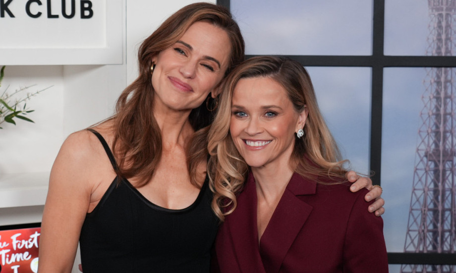 RIS VITERSPUN I DŽENIFER GARNER ZASIJALE NA CRVENOM TEPIHU Bordo elegancija i mala crna haljina - to se tražilo!