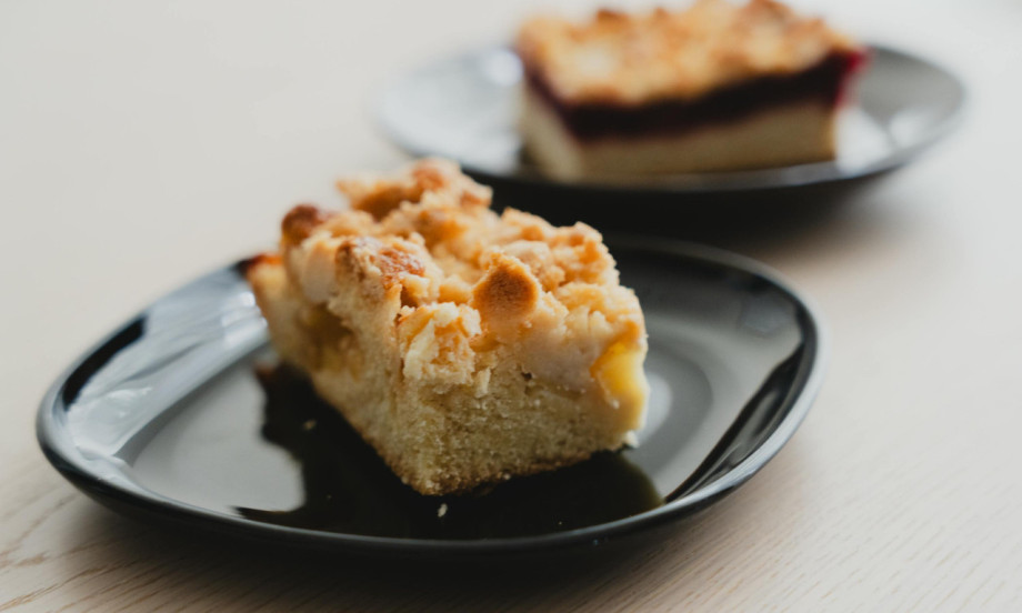 NAPRAVITE POSNI KOLAČ SA JABUKAMA KOJI SE TOPI U USTIMA Ukusan i lak za pripremu