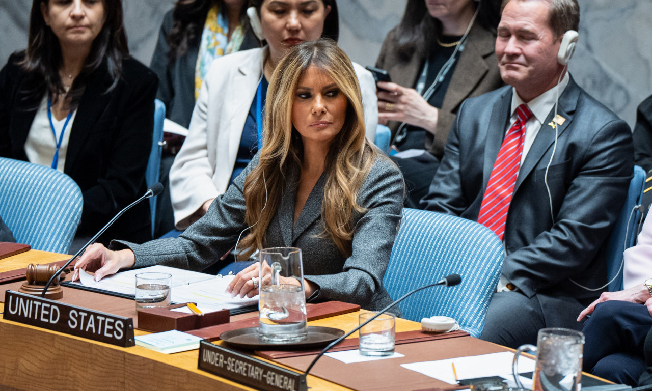 ODELO KOJE SVAKA ŽENA TREBA DA IMA U ORMARU Melanija pokazala kako se nosi moć