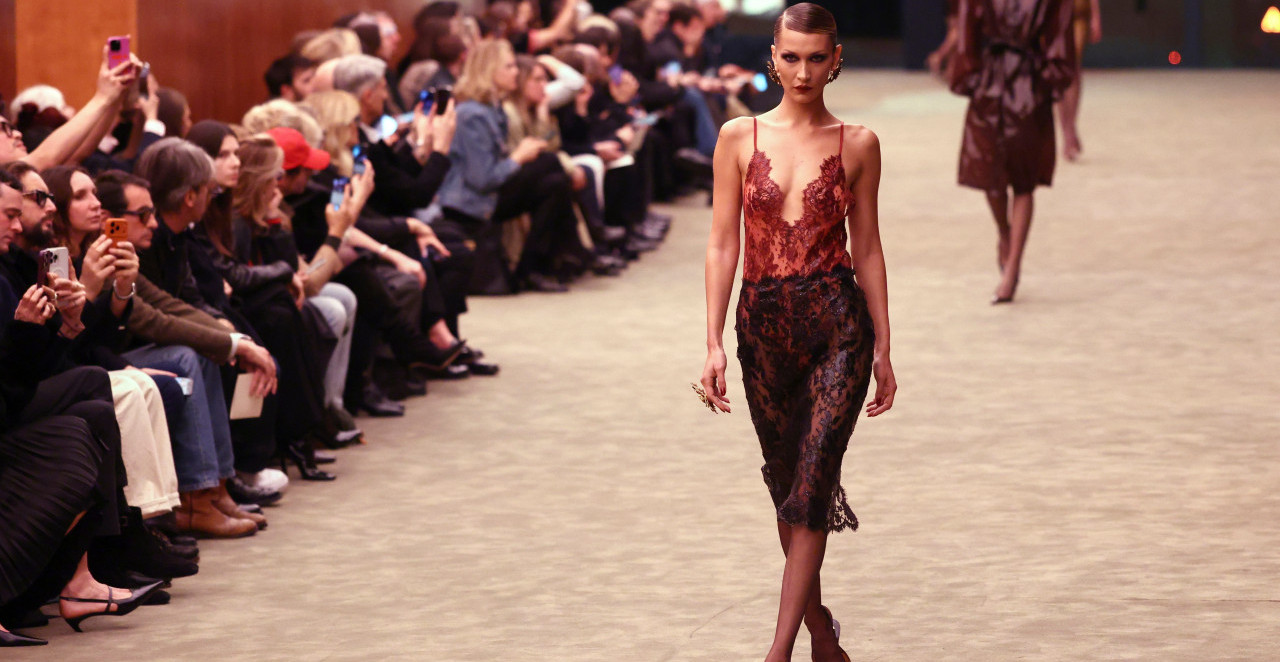 SEKSIPIL PO MERI IV SEN LORANA (SAINT LAURENT) Čipka, smoking i elegancija na pisti (FOTO)