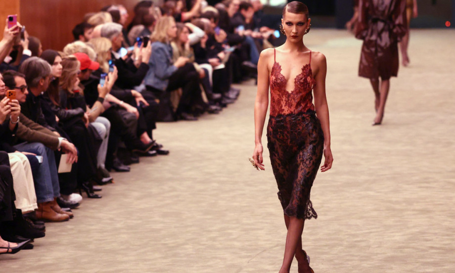 SEKSIPIL PO MERI IV SEN LORANA (SAINT LAURENT) Čipka, smoking i elegancija na pisti (FOTO)