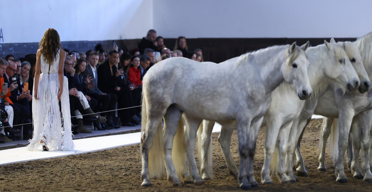 PRELEPO - KONJI PRE MANEKENKI NA PISTI Stela Mekartni poslala moćnu poruku sa Nedelje mode u Parizu (FOTO)