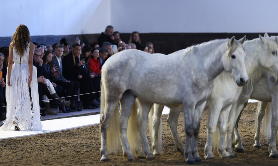 PRELEPO - KONJI PRE MANEKENKI NA PISTI Stela Mekartni poslala moćnu poruku sa Nedelje mode u Parizu (FOTO)