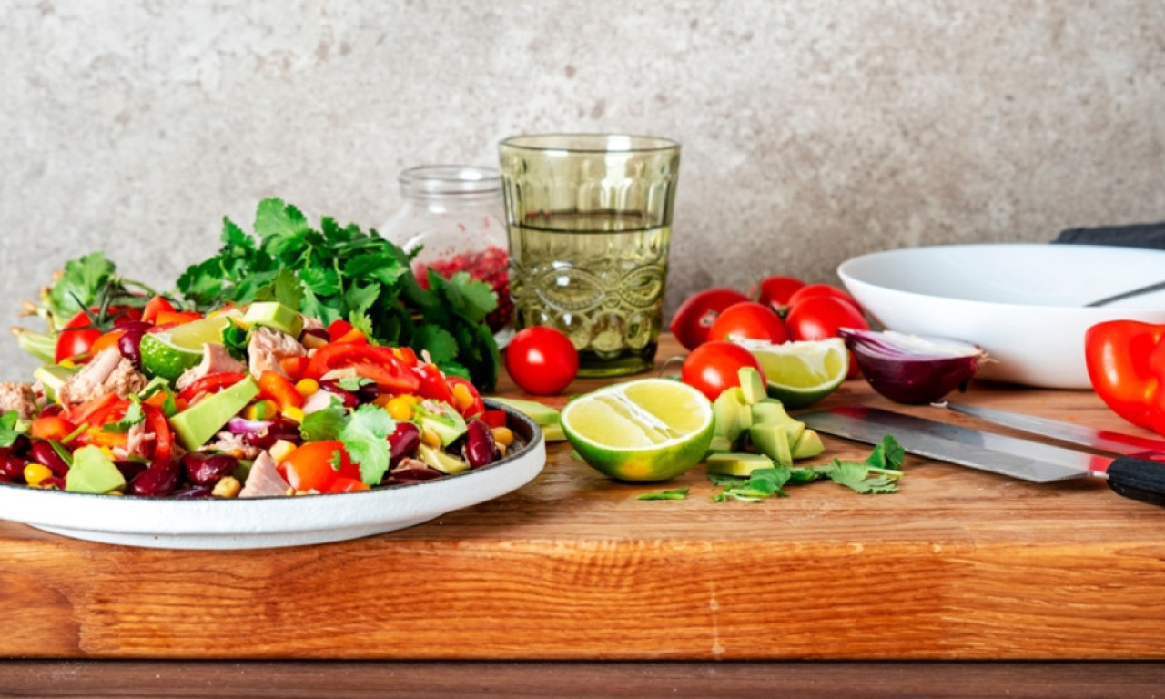 OVO NIJE AVOKADO... JU, OVO SU ĆEVAPI Imamo strava recept za roštilj salatu - jer vikend!