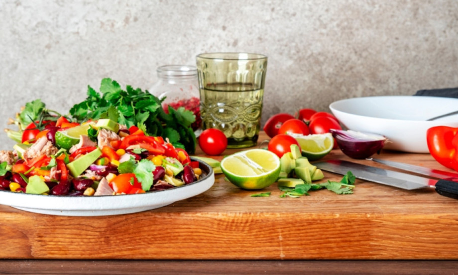 OVO NIJE AVOKADO... JU, OVO SU ĆEVAPI Imamo strava recept za roštilj salatu - jer vikend!