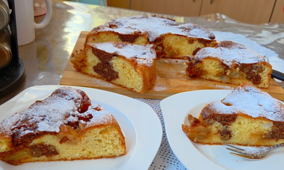 NAJSOČNIJI KOLAČ: ŠARENI BISKVIT SA KARAMELIZOVANIM JABUKAMA!