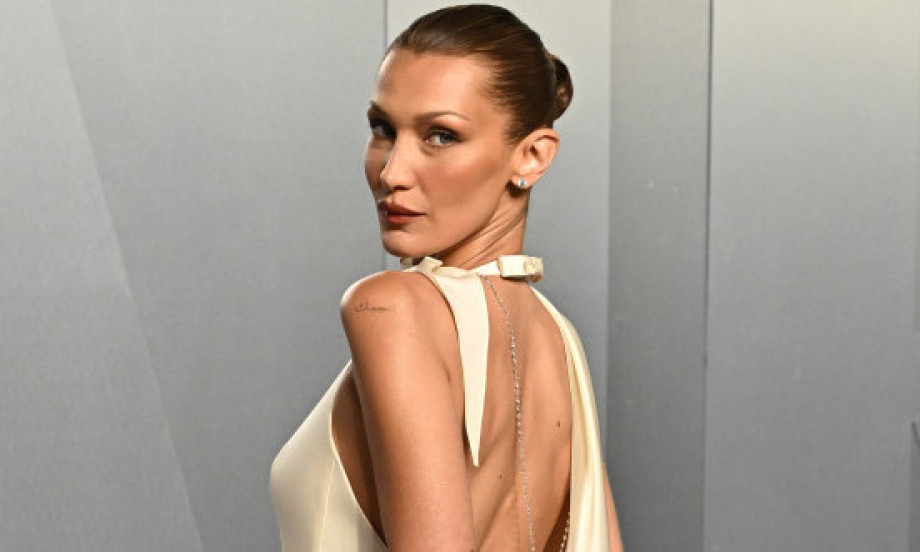 NIKO NIJE VEROVAO DA ĆE SE OVO VRATITI Bela Hadid nosi trend iz 2000-ih koji će zaludeti žene! (FOTO)