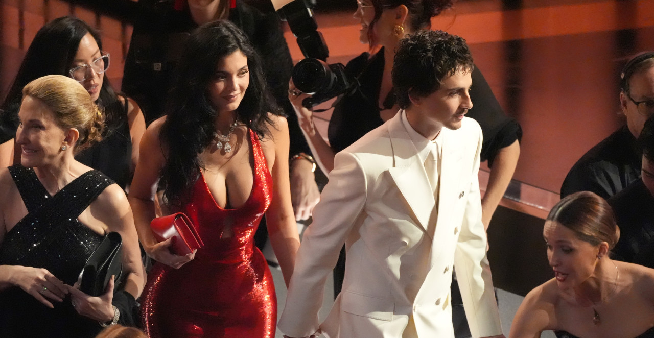 KAJLI DŽENER KAO DŽESIKA REBIT Crvena haljina otkrila više nego što je pokrila, sve na izvolite (FOTO)