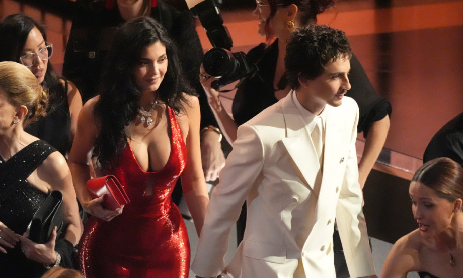 KAJLI DŽENER KAO DŽESIKA REBIT Crvena haljina otkrila više nego što je pokrila, sve na izvolite (FOTO)