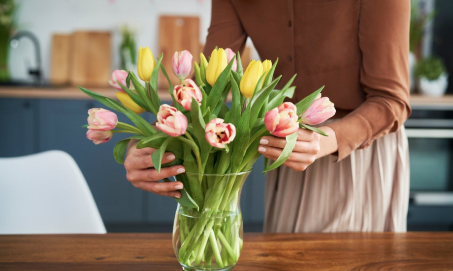 DA VAM LALE TRAJU DANIMA: Jednostavni trikovi da ne uvenu čim ih unesete u kuću