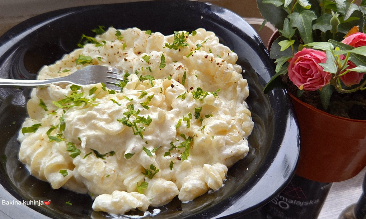 NAJKREMASTIJA BELA PASTA SA PAVLAKOM I KAČKAVALJEM Taman za večeru!
