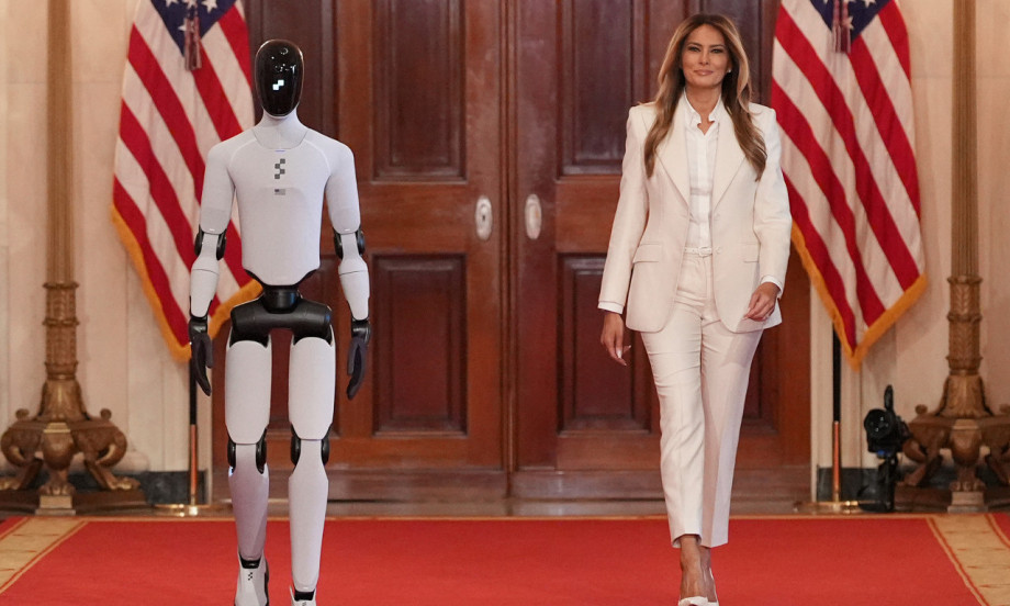 BELO, OKO MENE SVE JE BELO I ROBOT I ODELO Melanija kao mlada koja je odbila venčanicu – i pobedila stilom