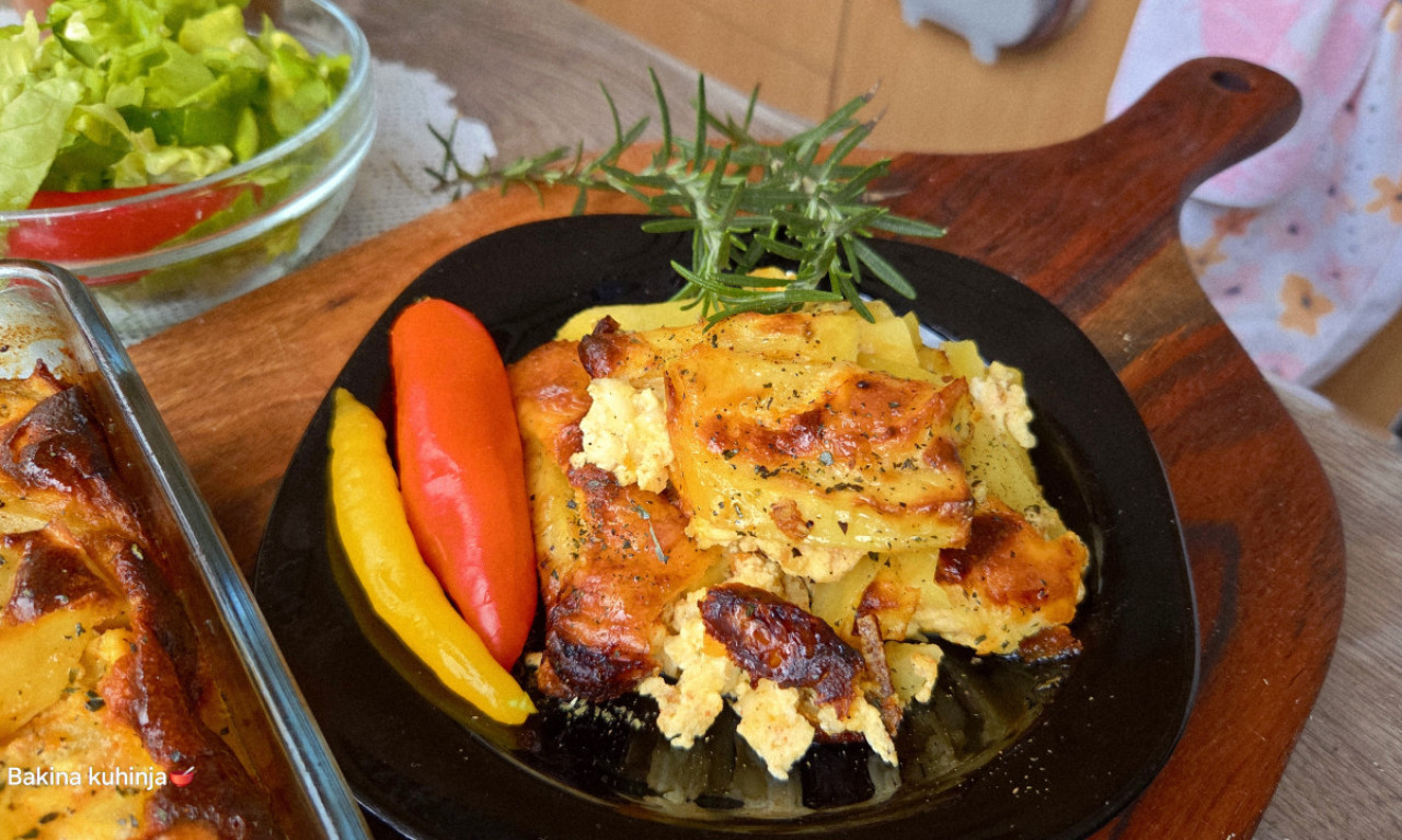 KAKVA VEČERA... Pečeni preliveni krompir u rerni, vrhhh! (FOTO/VIDEO)