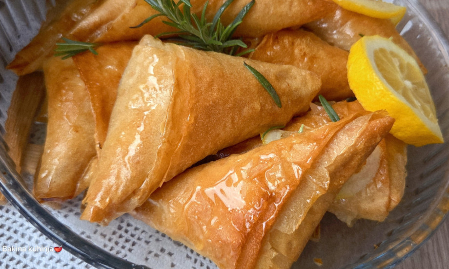 OVOGA SE NAJEDEŠ I TRAŽIŠ JOŠ Medeni trouglići sa jabukama i orasima