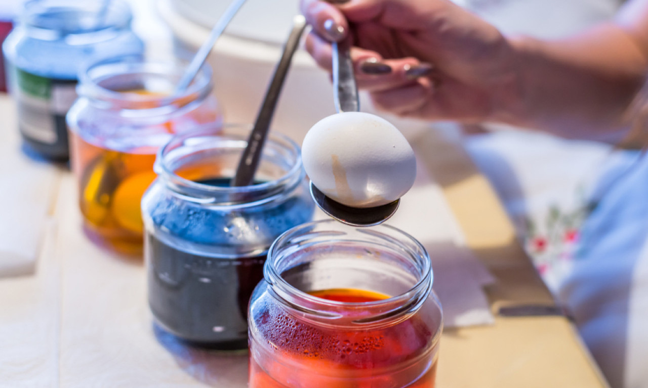 SODA + SIRĆE = ČUDO Jaja koja pene i prave šare kakve niste videli! (VIDEO)