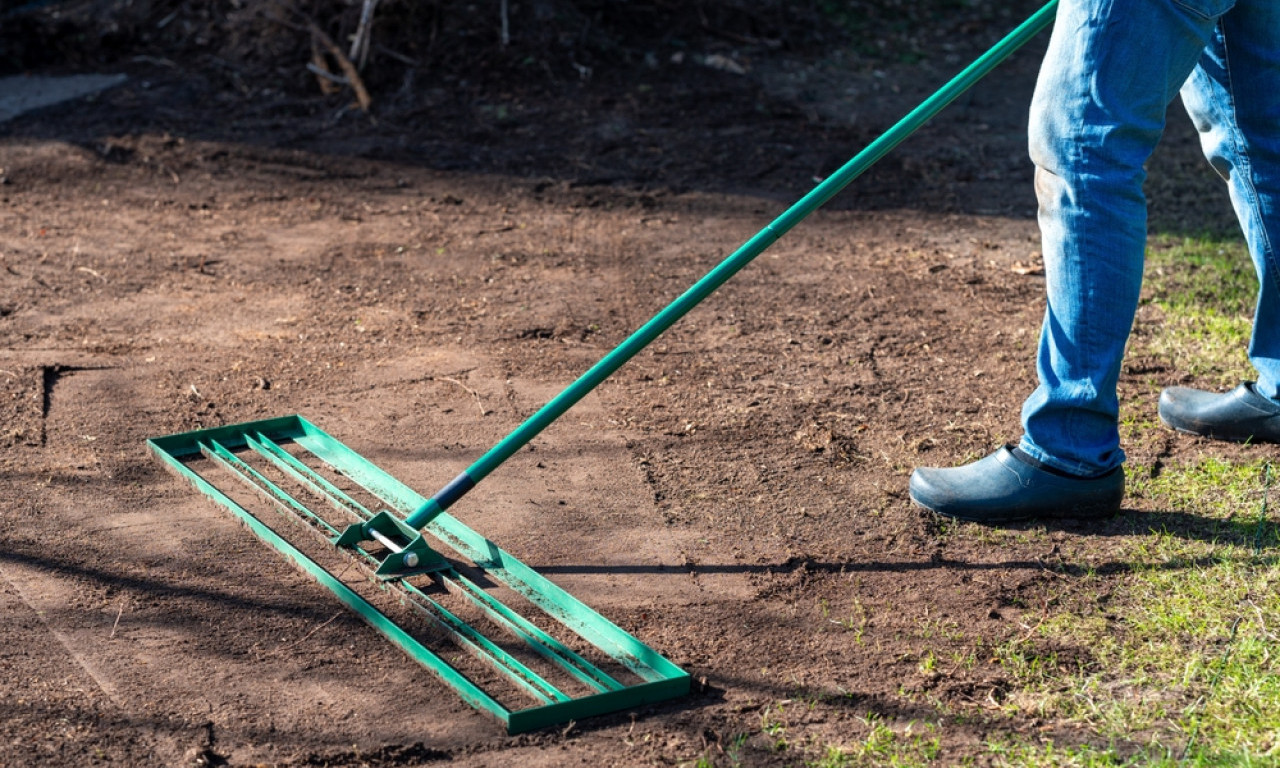 OVO JE TAJNA GUSTE TRAVE Trik koji će da vam preporodi travnjak!