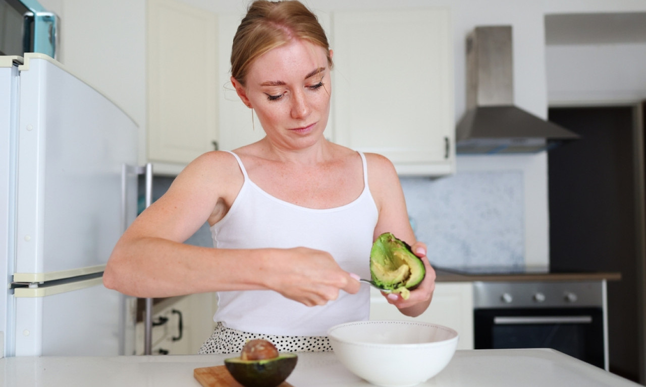 POSADITE AVOKADO NA TERASI Evo kako iz koštice da dobijete pravo drvo!