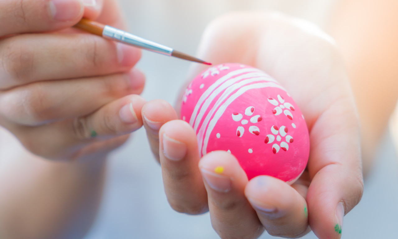 UKRASITE JAJA NA STARINSKI NAČIN Evo kako voskom da napravite savršene uskršnje motive