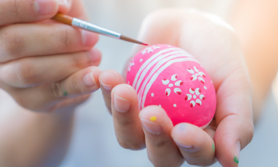 UKRASITE JAJA NA STARINSKI NAČIN Evo kako voskom da napravite savršene uskršnje motive