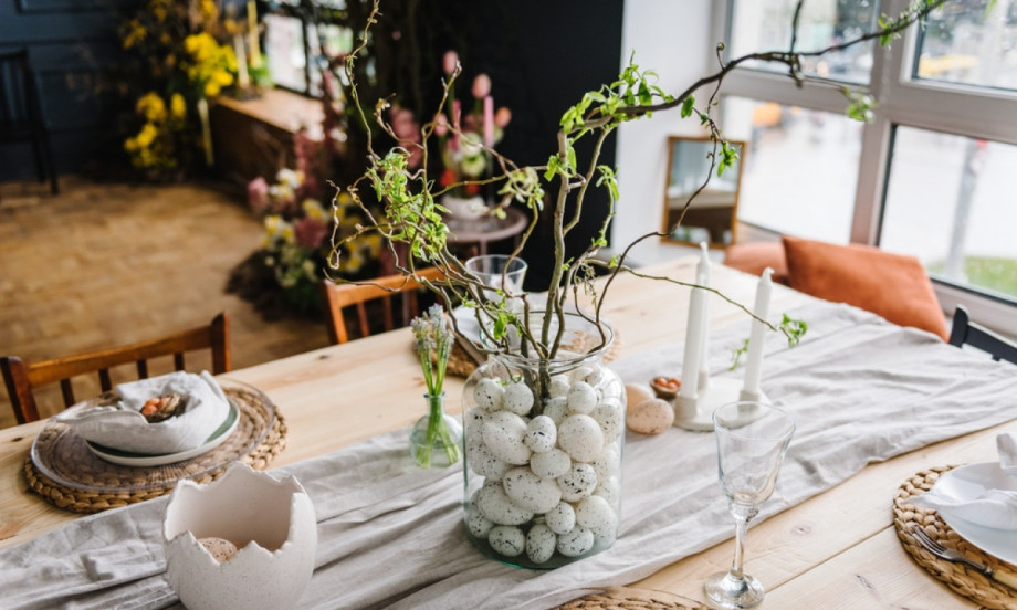 USKRŠNJA VAZA KOJA IZGLEDA LUKSUZNO: Tajna je u jednoj toalet rolni (DIY VIDEO)