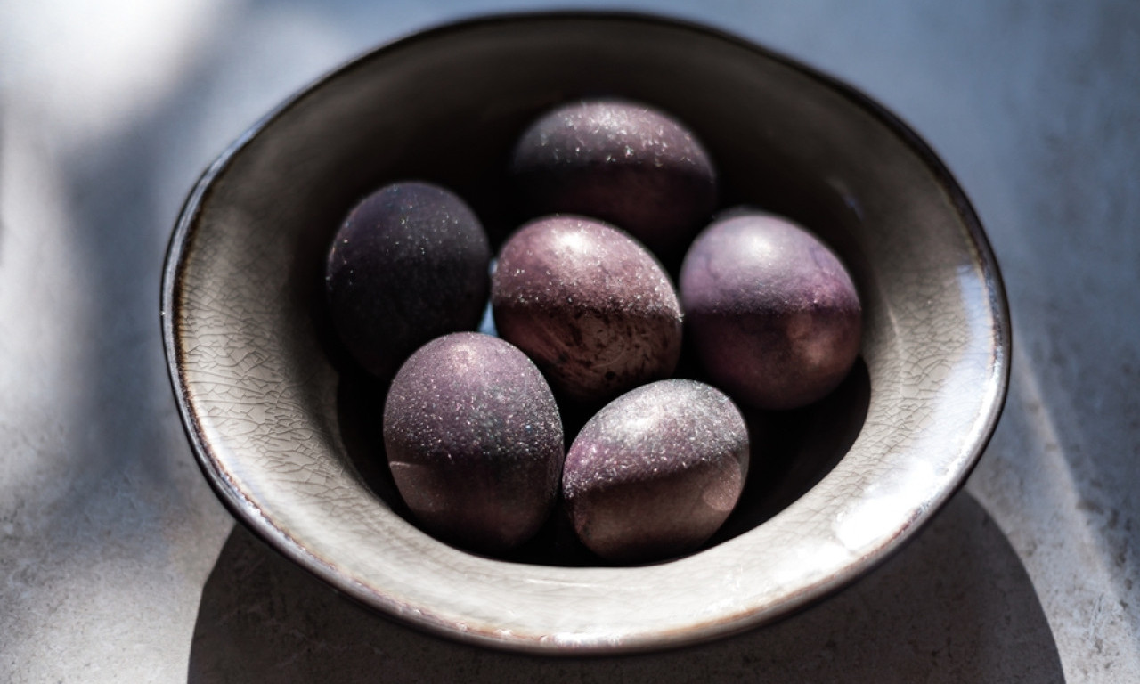 NEĆETE VEROVATI KAKVA ISPADNU Jaja iz vina imaju prirodan baršunasti sjaj (VIDEO)