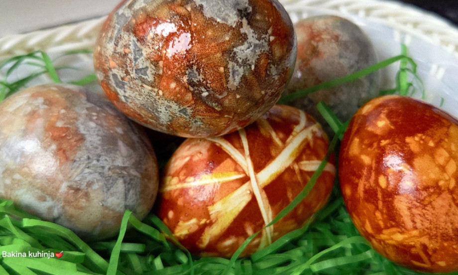FARBANJE JAJA PRIRODNIM PUTEM NA VIŠE NAČINA (VIDEO)