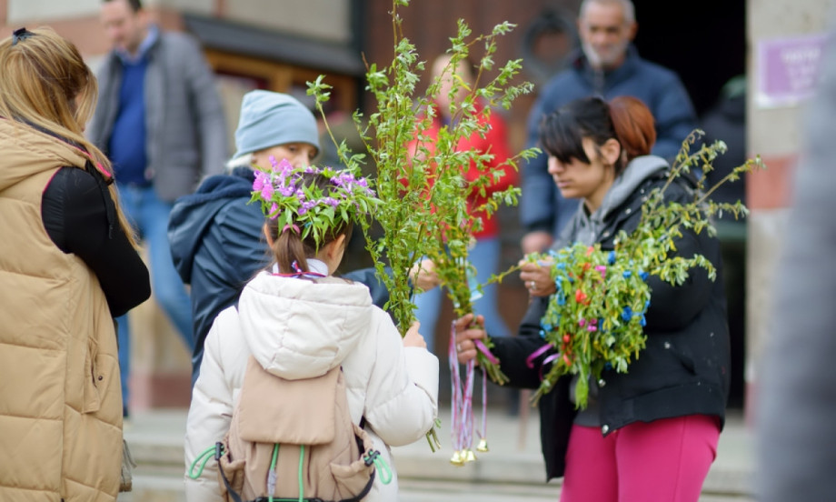 ZAŠTO DECA NA VRBICU NOSE ZVONČIĆE I VENČIĆE: Običaj koji krije duboku simboliku