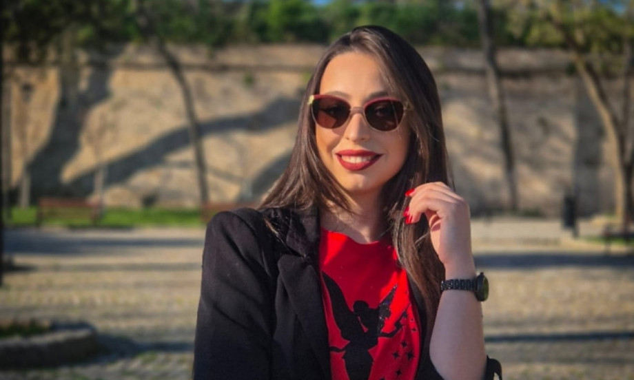 SVAKOG PONEDELJKA KOLUMNA JOVANE SIMIĆ Site oči, gladna srca - zašto smo zamenili stvarne odnose lajkovima?