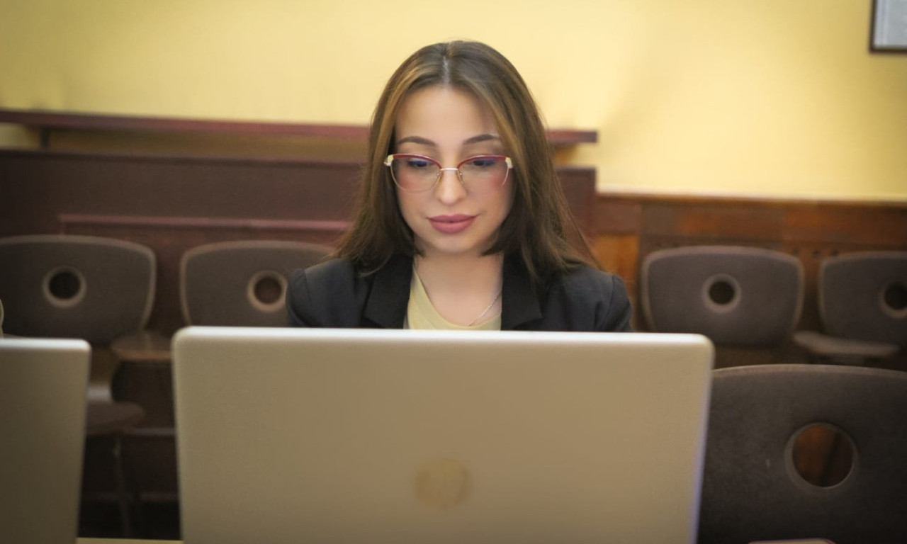 JOVANA SIMIĆ: ANKSIOZNOST KAO ALARM ZA ISCRPLJENOST Zašto mozak vrišti kada telo stane?