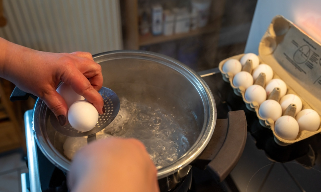 GOTOVA JAJA ZA 6 MINUTA Trik iz kuhinje koji će vam spasiti Uskrs – farbanje i kuvanje u jednom potezu