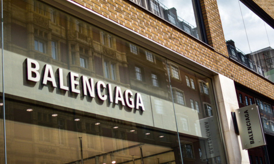 HALJINA KOJA JE ZAPRAVO PREZERVATIV Balensijaga ne odustaje da šokira - moda ili provokacija, šta je ovo?