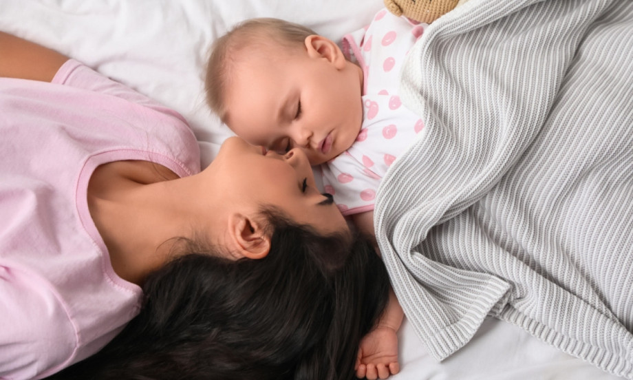 ZAŠTO BEBE TREBA DA SPAVAJU UZ MAJKU Nauka otkriva koliko bliskost menja razvoj deteta