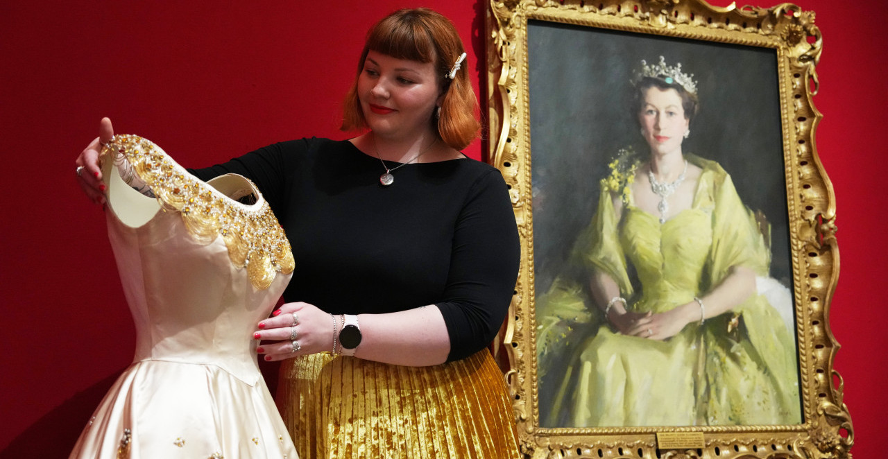 MODNA IKONA SVIH VREMENA Britanija slavi kraljicu Elizabetu II kroz njen stil (FOTO GALERIJA)