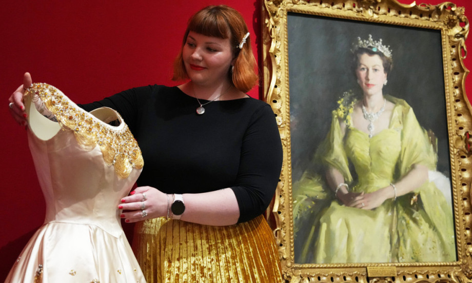 MODNA IKONA SVIH VREMENA Britanija slavi kraljicu Elizabetu II kroz njen stil (FOTO GALERIJA)